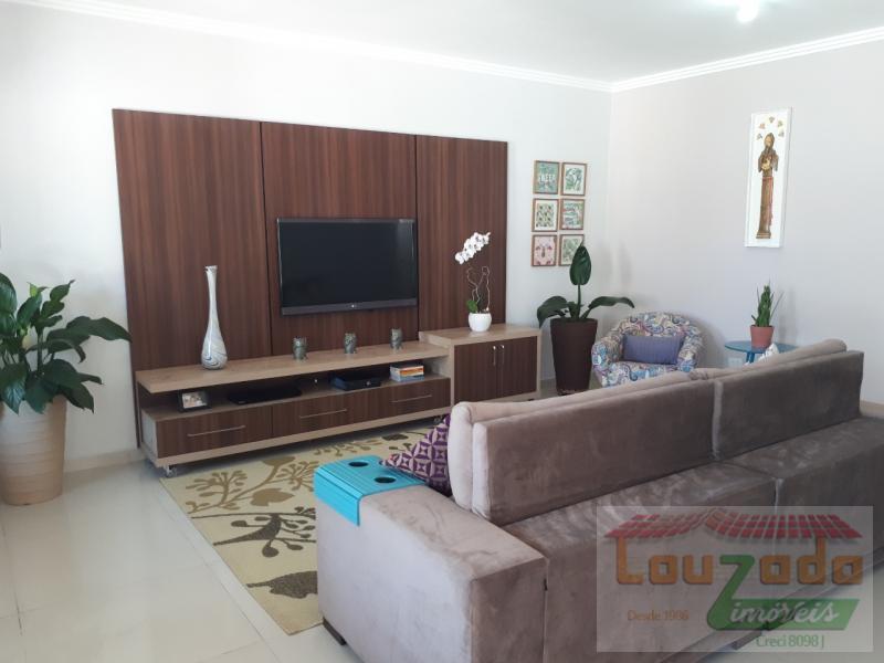 Casa à venda com 2 quartos, 250m² - Foto 1